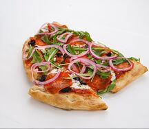 Пицца пепперони с рукколой 1/2