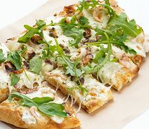 Пицца с морепродуктами сливочная