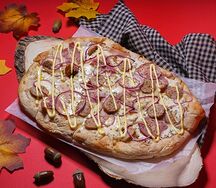 Пицца с колбасками и беконом