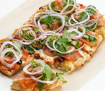 Пицца пепперони с руколой