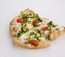 Пицца цыпленок брокколи с соусом песто 1/2