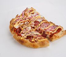 Пицца с колбасками и беконом 1/2