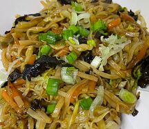 Лапша с овощами и древесными грибами