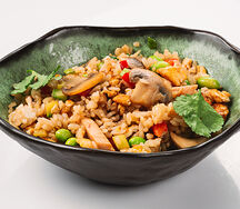 Жареный рис с яйцом и курицей