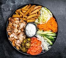 Шаурма с говядиной на тарелке
