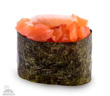 Гункан с лососем
