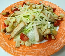 Салат Цезарь с курицей