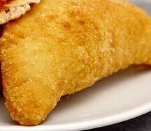 Панцеротто помидор соус моцарелла и пепперони колбаса