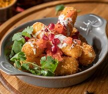 Жареный сулугуни с томатной сальсой и соусом тахина