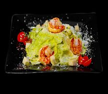 Салат Цезарь с креветками