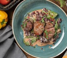 Медальоны из телятины с фасолью