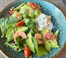 Салат с креветками и авокадо