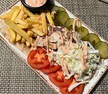 Открытая шаурма с курицей и картофелем фри