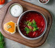 Борщ с говядиной и сметаной