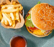 Бургер с курицей и картофелем фри