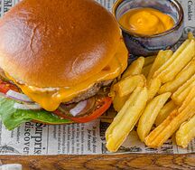 Бургер с говядиной и картофелем фри