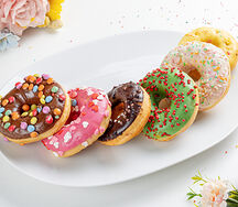 Донат с малиновым вареньем