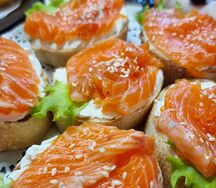 Брускетта с красной рыбкой и прованскими травами