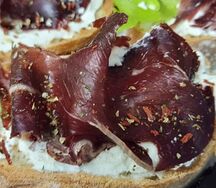Брускетта с сыровяленой говядиной и прованскими травами