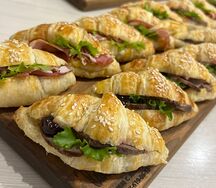 Круассаны с сыровяленой уткой