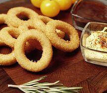 Хрустящие кольца кальмара с соусом