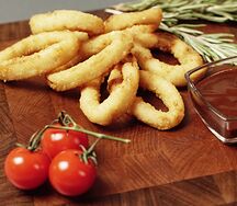 Хрустящие луковые кольца с соусом