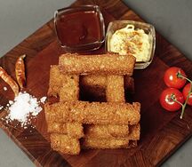 Гренки чесночные с соусом