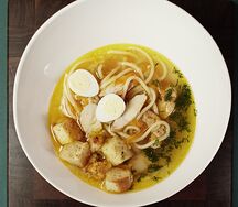 Куриный суп с домашней лапшой и яйцом
