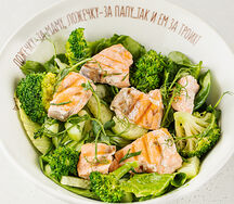 Салат с лососем гриль, авокадо, брокколи, листьями салата и восточным соусом