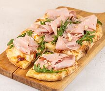 Пицца с мортаделлой и рукколой на моцарелле