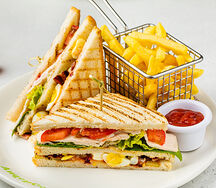 Клаб-сэндвич с индейкой, беконом, томатами и скрэмблом с картофелем фри