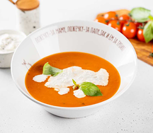 Томатный крем суп с кусочками молочной моцареллы