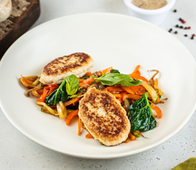 Котлеты из индейки с гарниром на выбор и грибным соусом