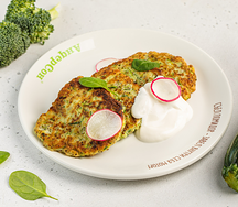 Оладьи из цукини и брокколи с семенами чиа и сметаной