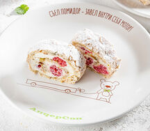 Кусочек фисташкового рулета со свежей малиной