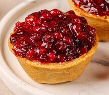 Тарталетка с брусникой и сметанным кремом