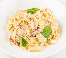 Феттуччини с беконом в сливочном соусе