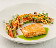 Стейк лосося с грибами и соте из овощей