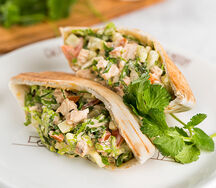 Пита с индейкой, соусом ранч и свежими овощами