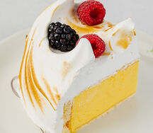 Торт манго-маракуйя с меренгой и ягодами