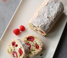 Рулет фисташковый со свежей малиной