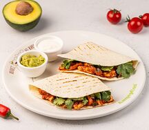 Кесадилья с индейкой и овощами