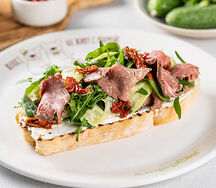 Брускетта с домашним ростбифом, сливочным сыром, листьями салата и свежим огурцом