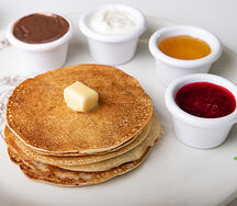 Домашние блинчики со сметаной, Nutella, протертой малиной и медом