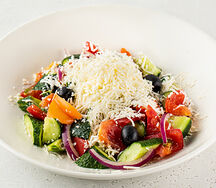 Шопский салат с брынзой, печеным сладким перцем, томатами, огурцами, маслинами и красным луком