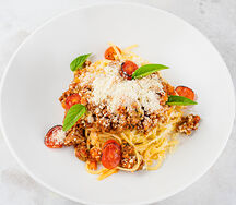 Лингвини с домашним болоньезе в томатном соусе с базиликом и печеными томатами