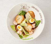 Цезарь с креветками, листьями салата романо, томатами, яйцом, гренками и домашней заправкой