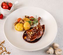 Томленая утиная ножка с печеным картофелем