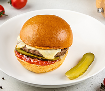 Чизбургер с мраморной говядиной, маринованным огурцом, луком и кетчупом