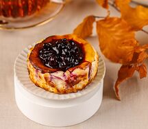 Баскский чизкейк с черной смородиной